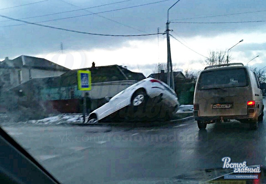 А в Батайске кроссовер вылетел с дороги. Фото: ВК "Ростов Главный - новости Ростова-на-Дону"