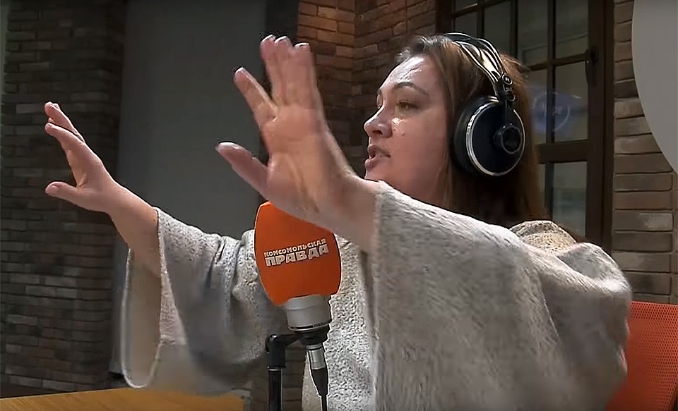 Ведущая Елена Афонина пыталась безуспешно успокоить разгоряченных гостей