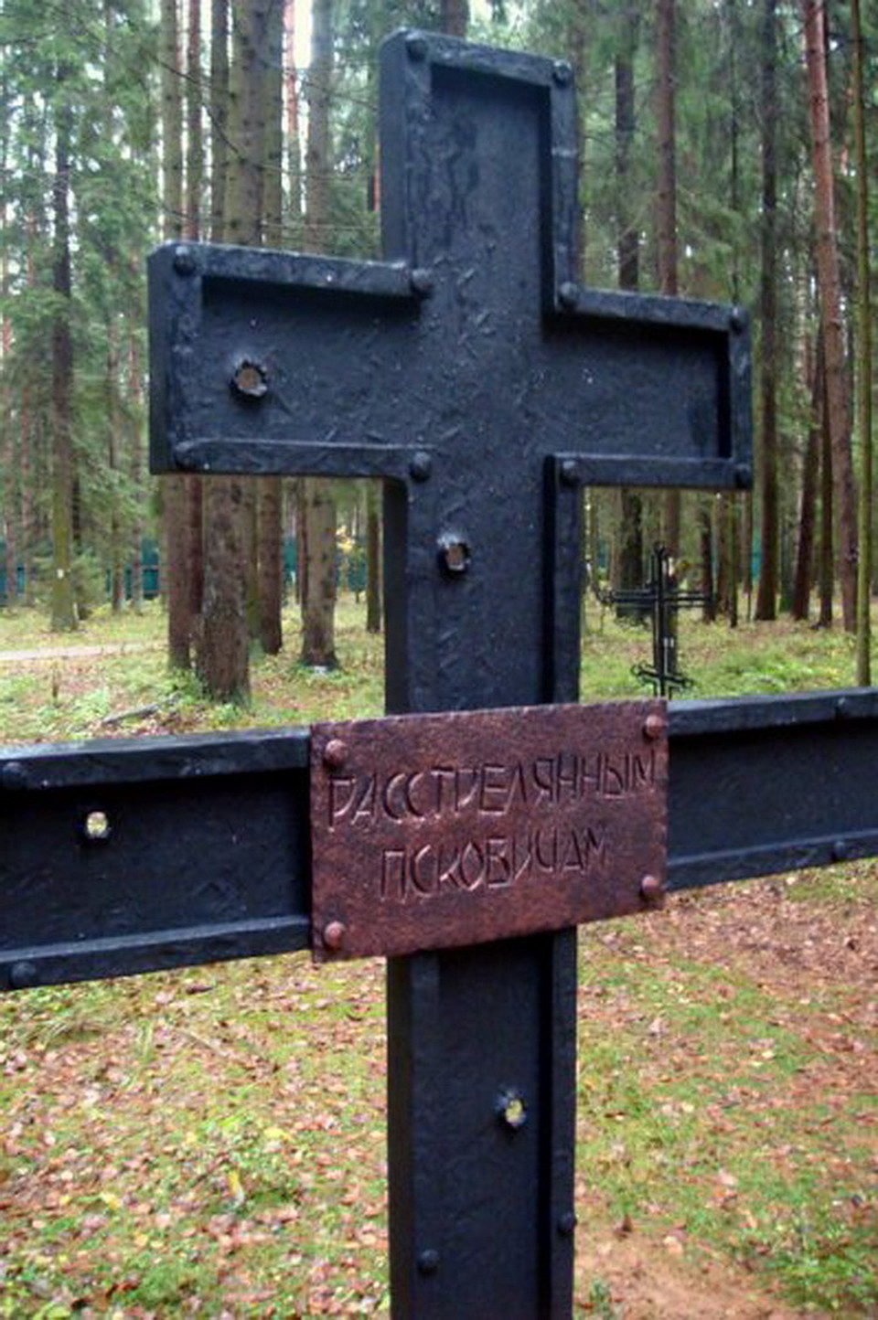 Крест на Левашовской пустыни получился жутковато-реалистичным. Фото: официальный сайт Евгения Вагина.