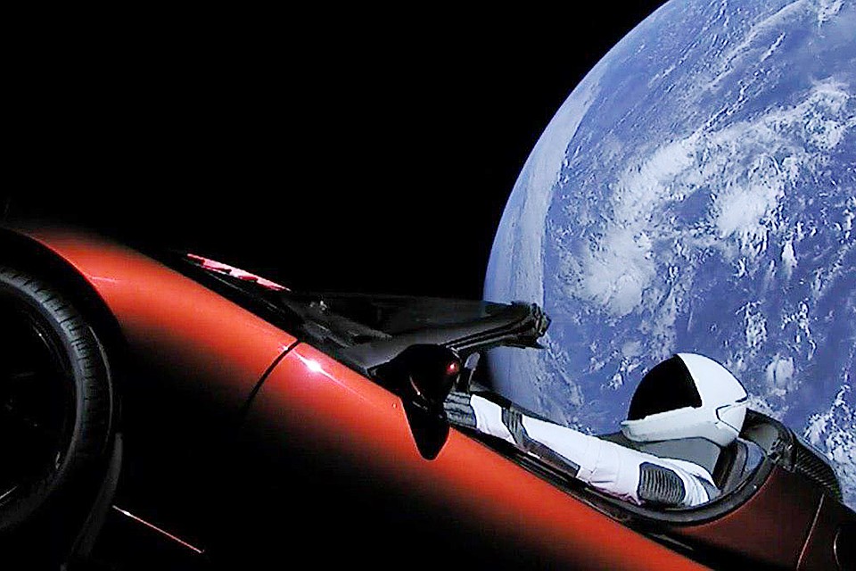 Автомобиль под песню Дэвида Боуи Space Oddity вышел на околосолнечную орбиту, пересекающую траектории движения Земли и Марса