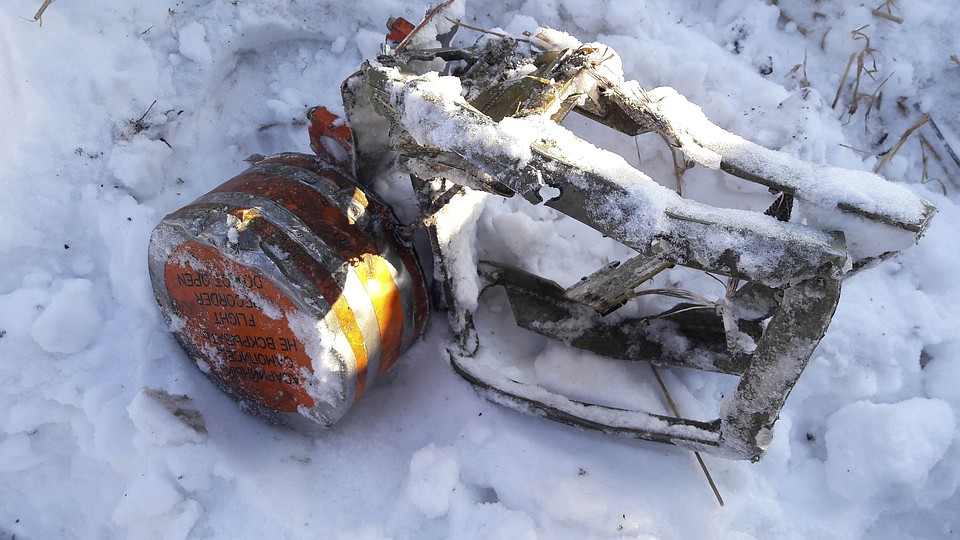 Бортовой самописец, обнаруженный на месте крушения лайнера. Фото: REUTERS