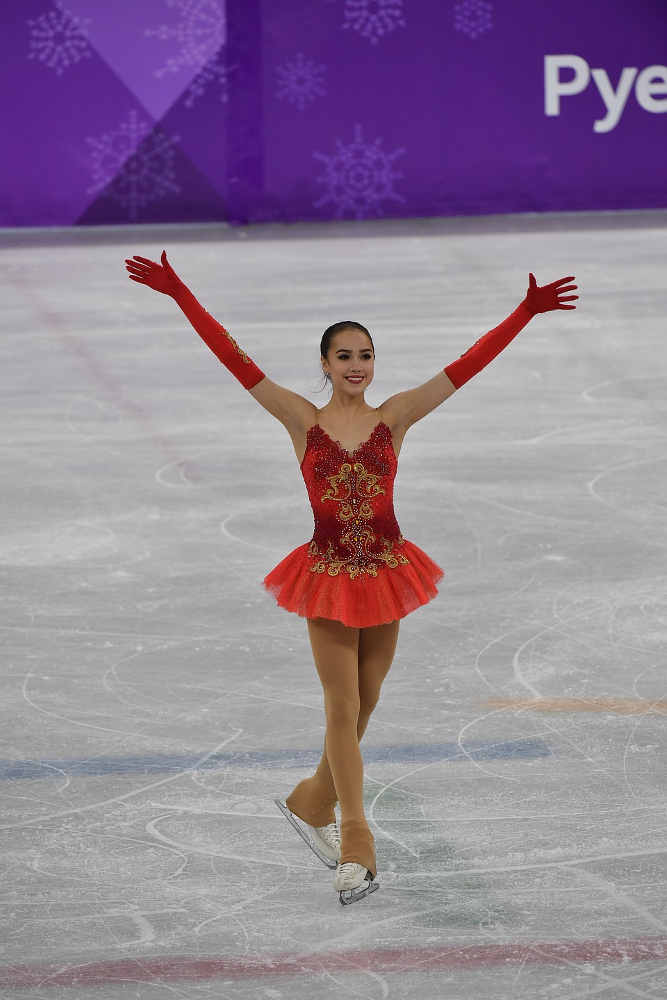 Уже находясь в ранге олимпийской чемпионки, Загитова призналась, что была бы рада и серебру. Фото: Владимир ВЕЛЕНГУРИН