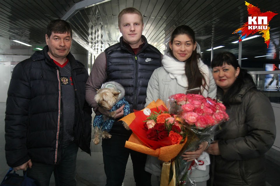 В аэропорту Иркутска Анастасию встречали родители и жених Фото: Юлия ПЫХАЛОВА