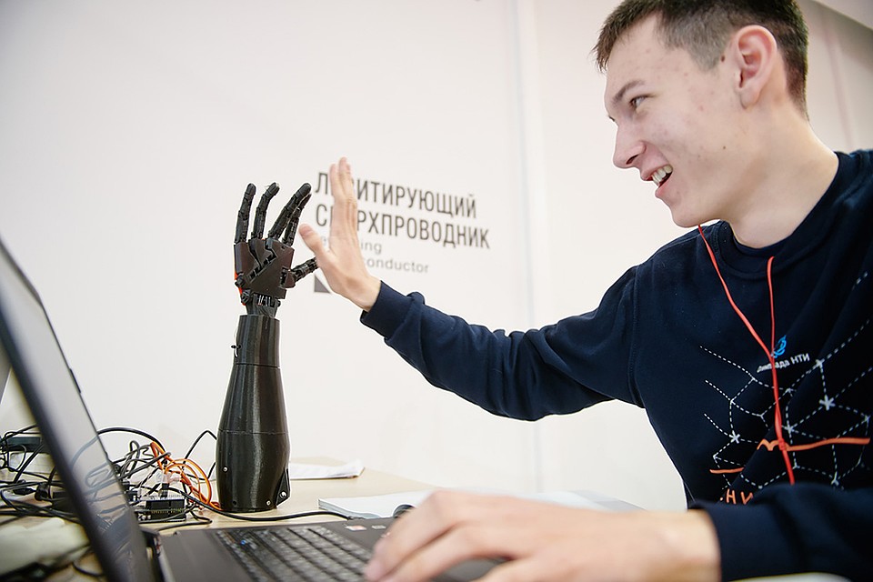 Одна из финальных задач - запрограммировать механическую руку-протез, которая реагировала бы на импульсы мышц плеча. Фото: оргкомитет олимпиады НТИ
