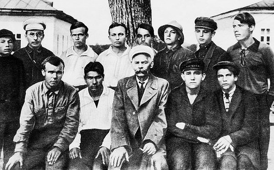 А. М. Горький и А. С. Макаренко со старшими колонистами. Июнь 1928 г.