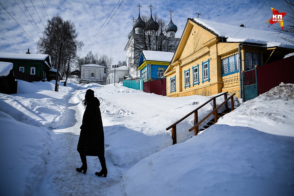 Соседняя улочка ведет к Богоявленской церкви. За 4,5 миллиона рублей (огромные деньги для дома в Юрьевце) здесь можно купить небольшой домик и скатываться зимой до музея Тарковского на санках. Фото: Виктор ГУСЕЙНОВ