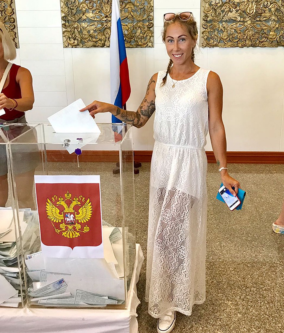 Туристы занимают очередь, идут на пляж, а потом голосуют. Фото: Маргариты Хитровой