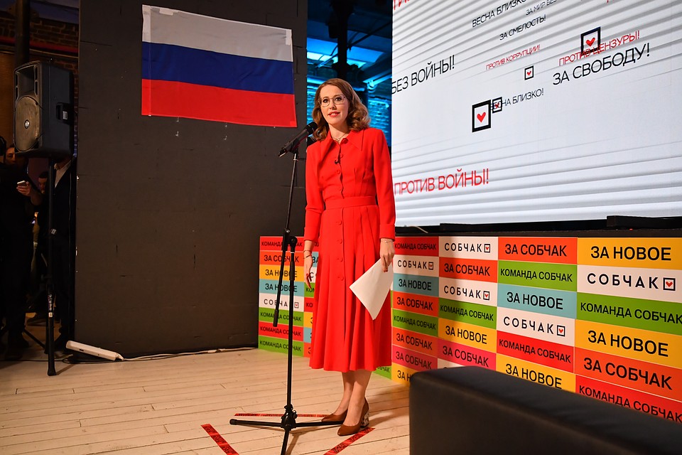 В штабе Ксения Анатольевна переоделась в более подходящий для политика наряд. Фото: Виктор ГУСЕЙНОВ