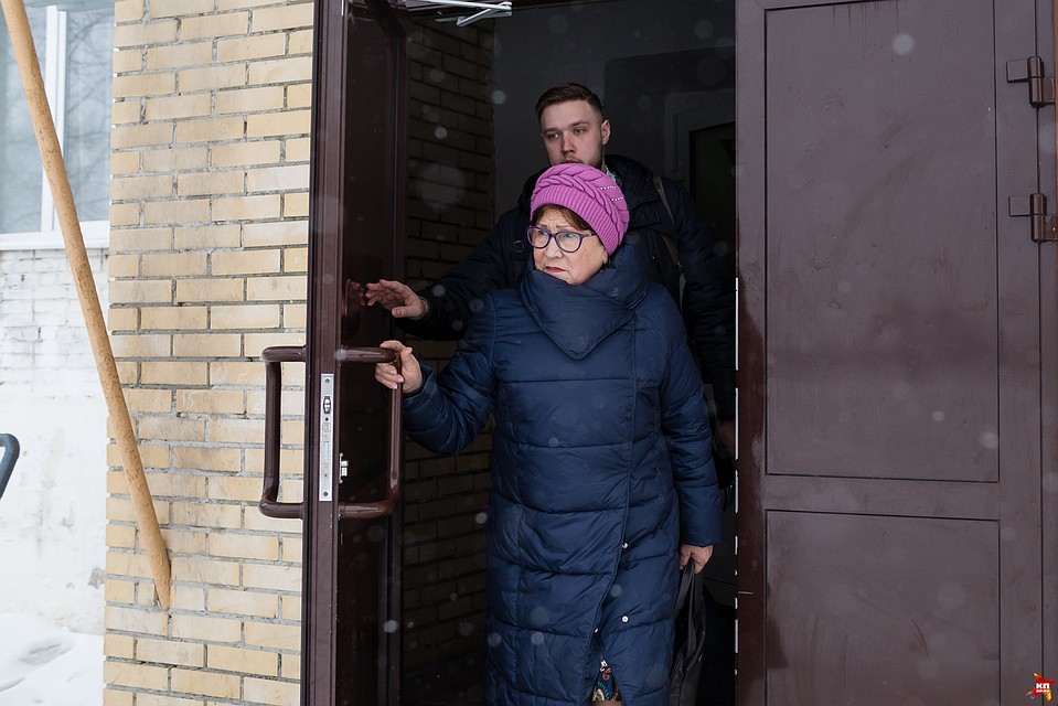 Корреспондент «КП» десять минут пытался уговорить директора пообщаться, но она предпочла сесть в машину и уехать из школы. Фото: Валерий ЗВОНАРЕВ