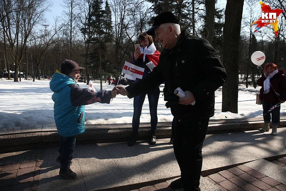 Флажки многим раздавали бесплатно, поздравляя друг друга. Фото: Павел МАРТИНЧИК