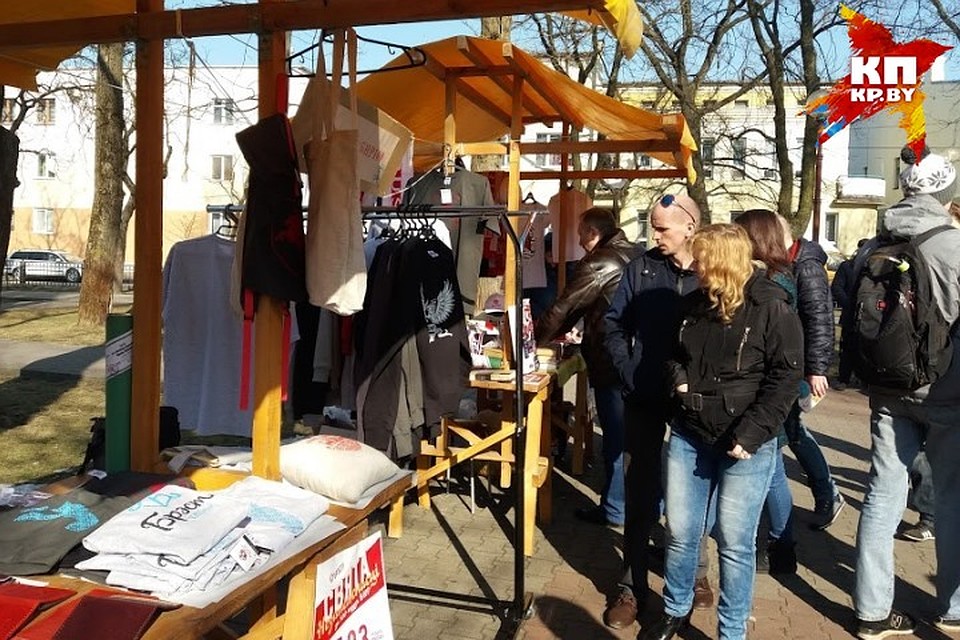В Бресте на праздник 100 лет БНР продавали сувениры. Фото: Оксана БРОВАЧ