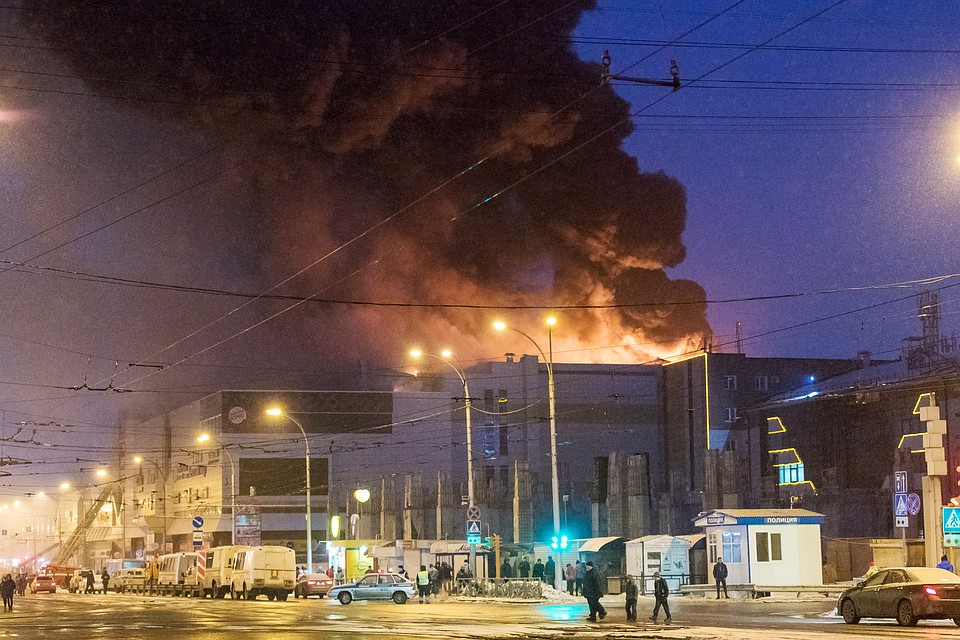 Огонь над торговым центром полыхал порядка восьми часов. ФОТО Данил Айкин/ТАСС
