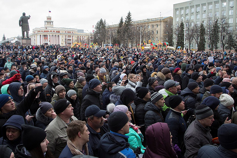 Митинг на площади Советов в центре Кемерово. Фото: REUTERS