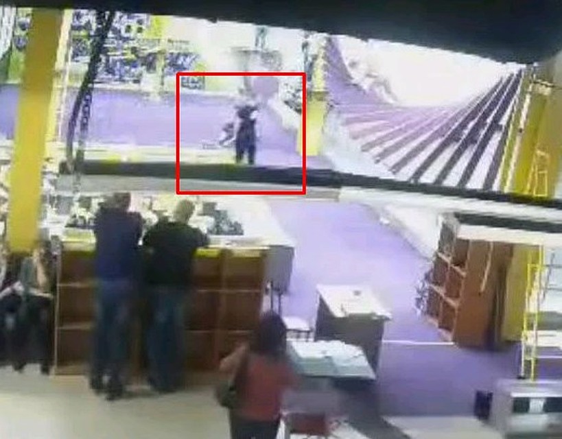 Молодого человека с черной сумкой приняли за террориста.