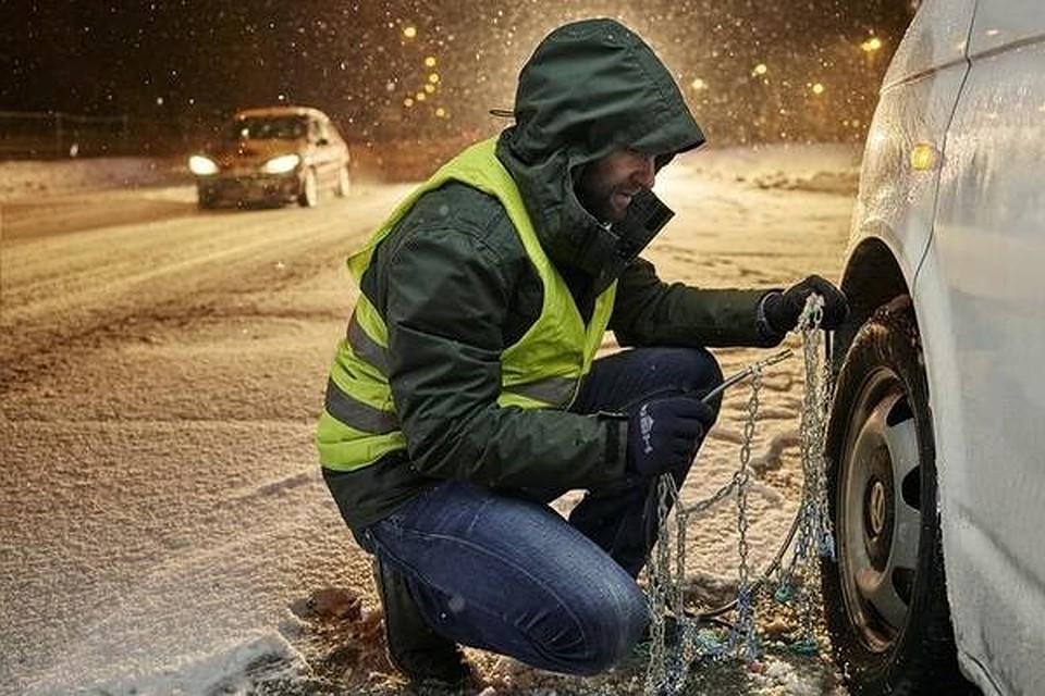 Для водителя предусмотрели куртку, жилет или накидку – для пешехода достаточно любого светоотражающего элемента (фликер, значок на сумке, светоотражающая полоска)