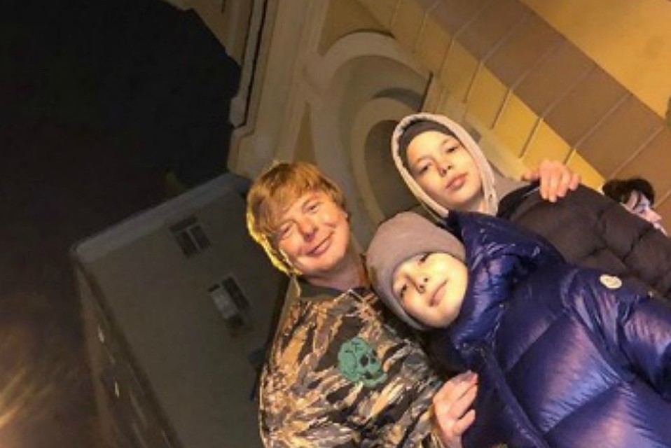 На самом деле Андрей Григорьев-Аполлонов сходил на службу в храм вместе с женой и сыновьями - Иваном и Артемием Фото: Личная страница героя публикации в соцсети