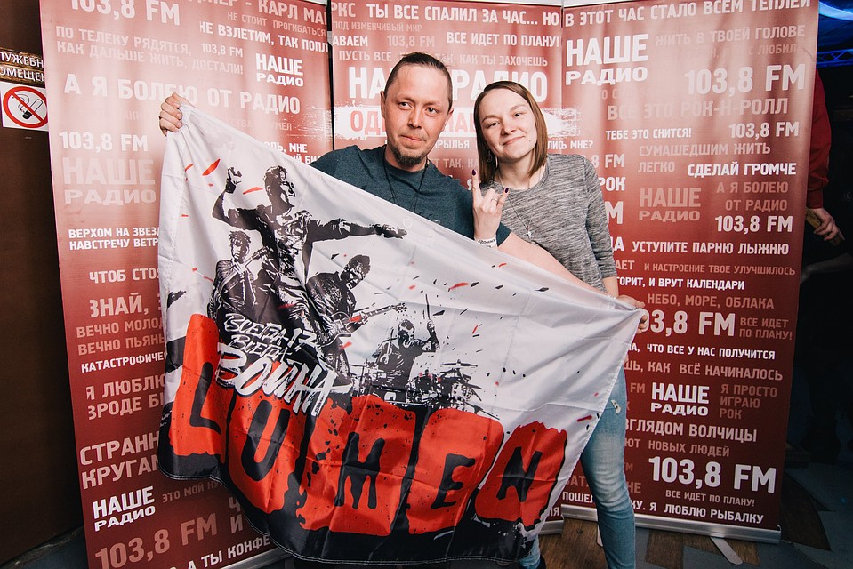 Перед концертом желающие могли сделать снимок на фоне «Нашего радио». Фото: Софья Гусарова