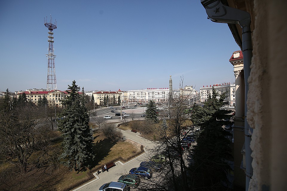 Анне нравится смотреть концерты прямо из окна. Фото: Павел МАРТИНЧИК