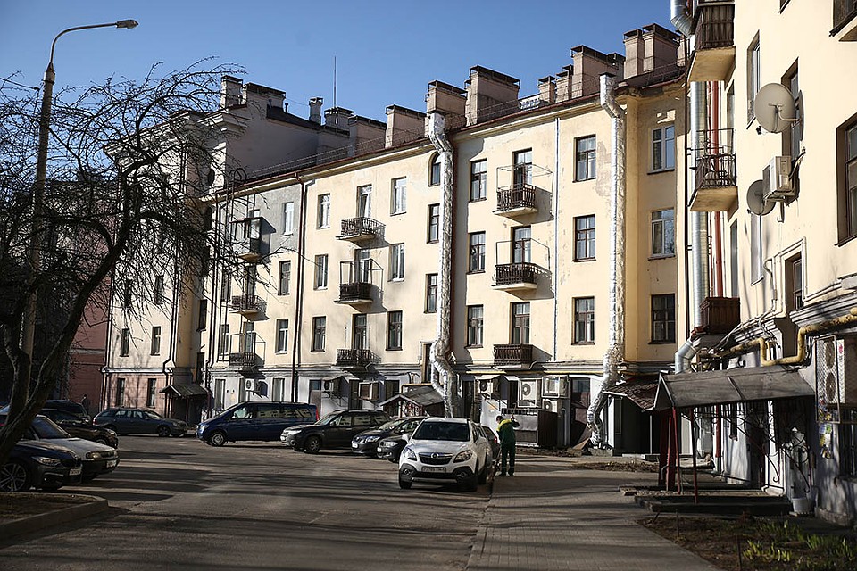 Так выглядит двор дома с надписью "Бессмертен". Фото: Павел МАРТИНЧИК