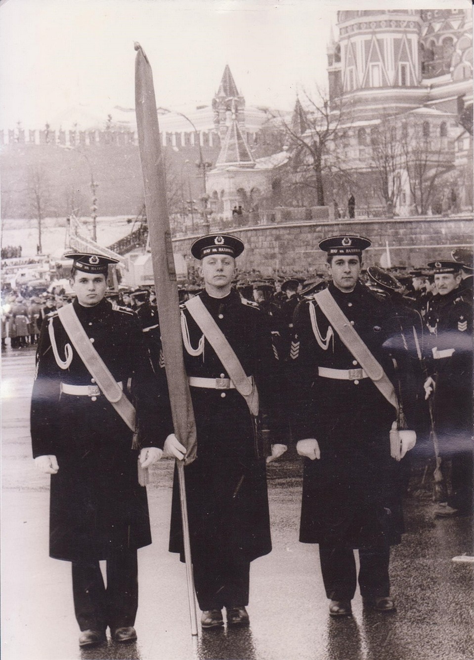 Курсант Сергей Цивилев (крайний слева) в знаменной группе на Красной площади в Москве