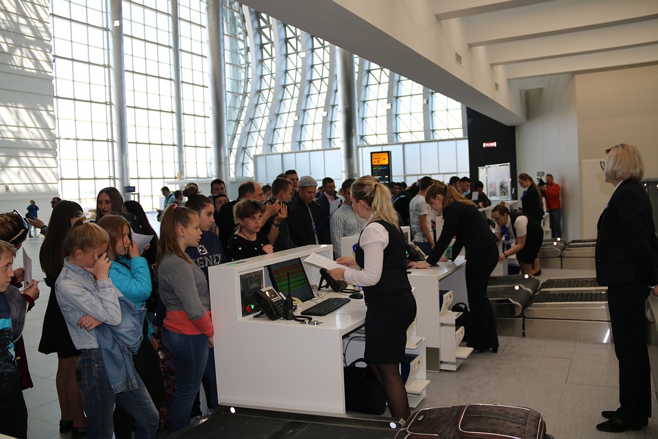 Сотрудники аэропорта готовы к приему пассажиров. Фото: Анастасия КУРДЮКОВА