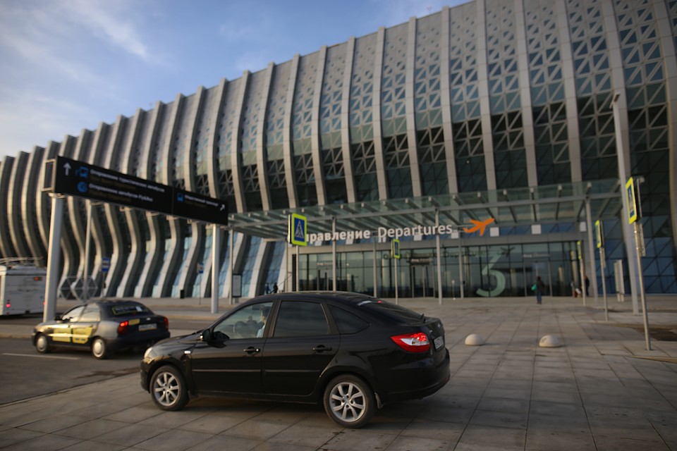 Перед зданием нового терминала появились первые автомобили. Фото: Анастасия МЕДЫНЦЕВА