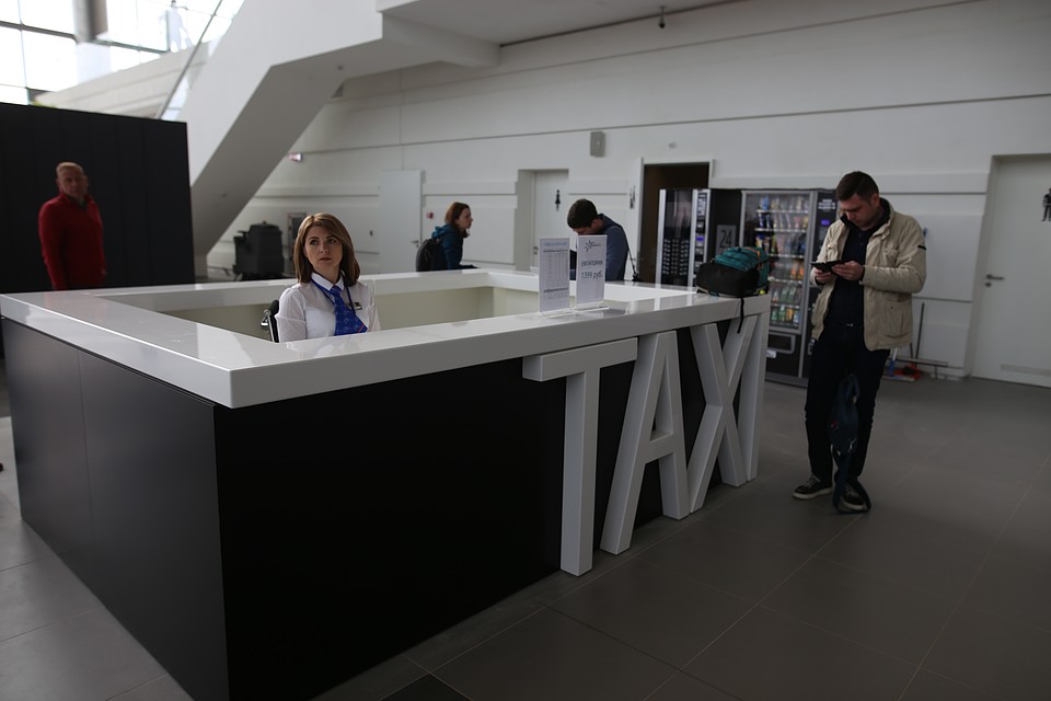 Такси можно заказать на выходе из терминала. Фото: Анастасия МЕДЫНЦЕВА