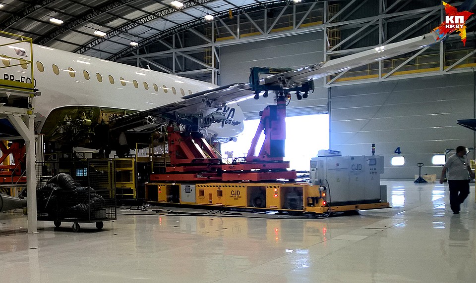 Желтый погрузчик, который стыкует крыло с фюзеляжем, на заводе Embraer ласково называют Майклом Джексоном. Фото: Геннадий МОЖЕЙКО