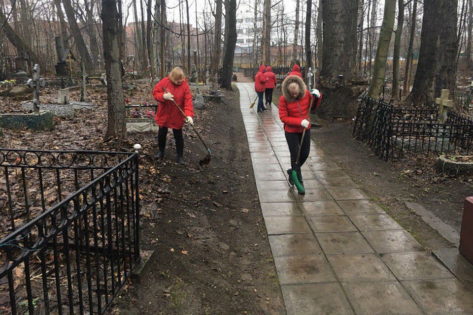 Петербуржцы прибрались и на Малоохтинском кладбище. ФОТО: vk.com/newskrgv. Фото: СОЦСЕТИ