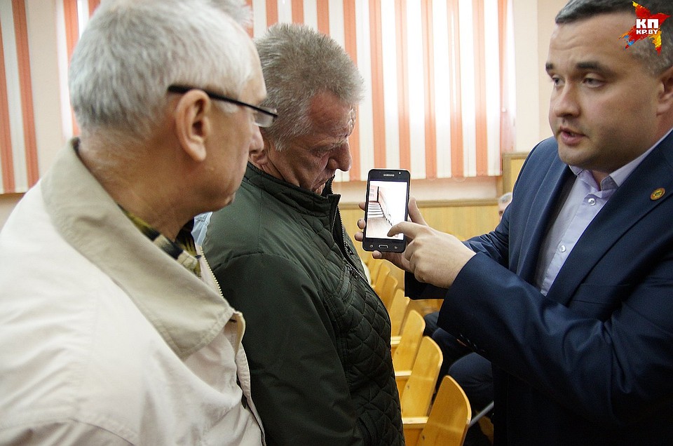 Депутат показывает, как будет выглядеть подъемник Фото: Павел МИЦКЕВИЧ