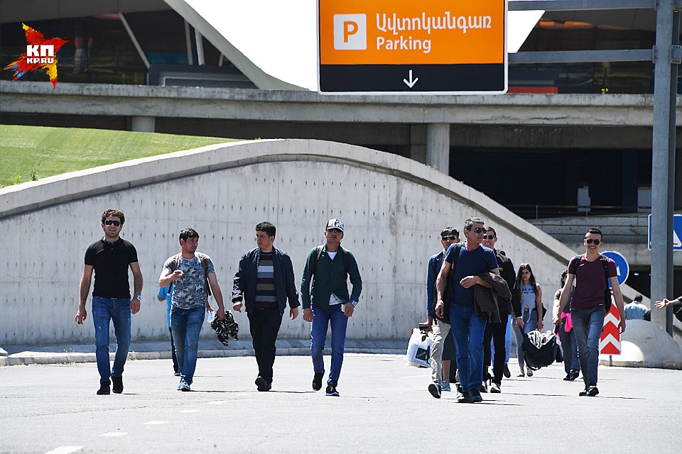 В аэропорт и из аэропорта пассажиры идут до города пешком по жаре Фото: Сергей МЕДВЕДЕВ