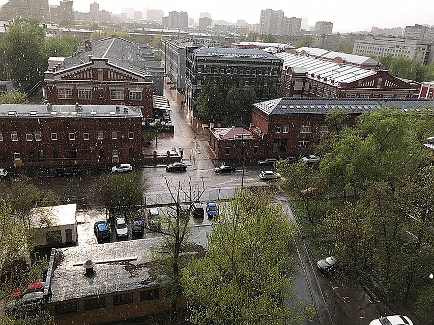Сильнейший ливень с градом обрушился на отдельные районы Москвы Фото: Олеся НОСОВА