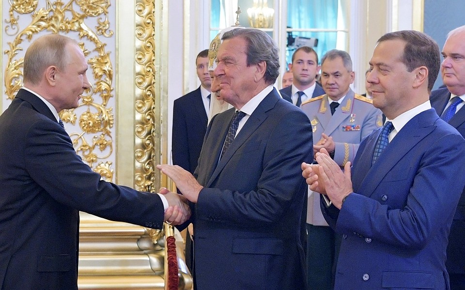 Одними из первых Путина поздравили Дмитрий Медведев и Герхард Шредер. Фото: REUTERS