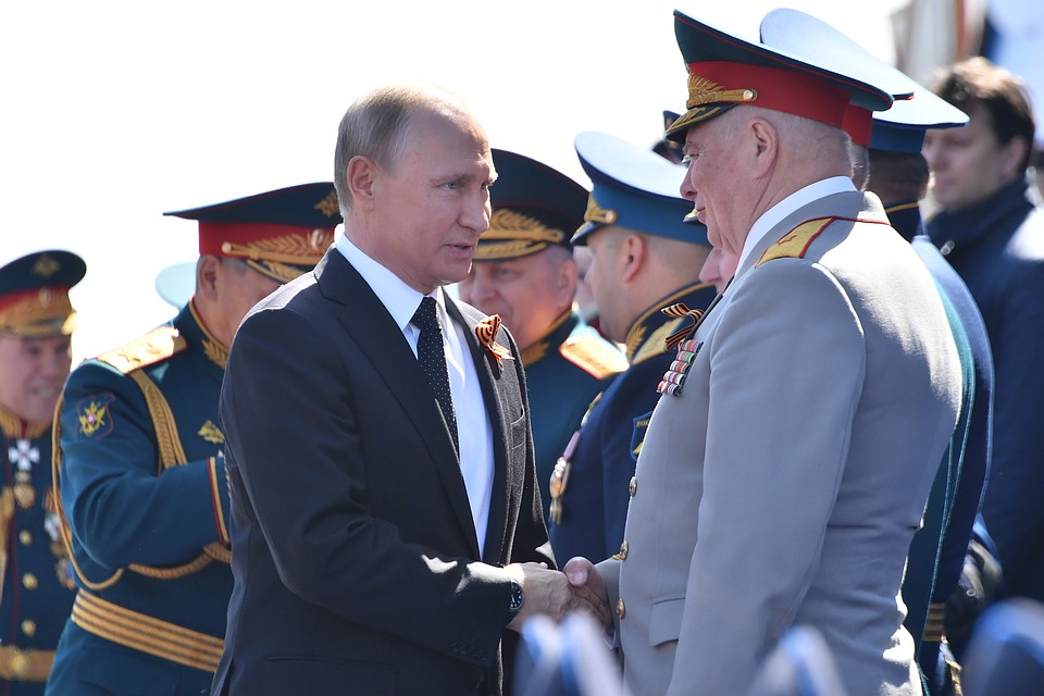 Путин занял место на трибуне Парада не среди чиновников или иностранных гостей, а между ветеранов. Фото: Владимир ВЕЛЕНГУРИН