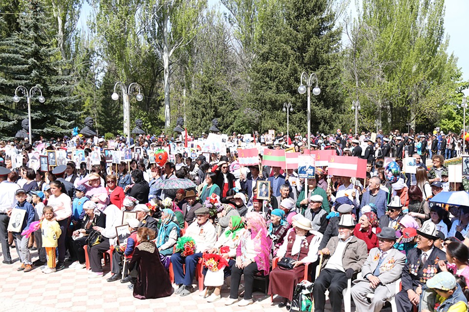 В Караколе митинг-реквием 9 мая традиционно прошел в парке Победы. Фото: Евгений Печурин