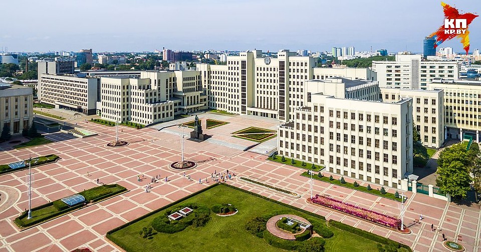 Это Дом правительства. В левом крыле находится Совет министров, в правом - парламент. Фото: Дмитрий ЛАСЬКО