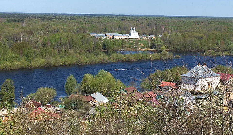 А о Знаменском монастыре во время разлива можно только мечтать: понтонный мост через реку весной разобран. Фото: Галина САПОЖНИКОВА