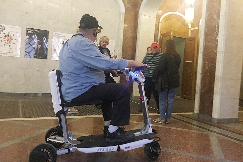 Полно иностранцев. Один из них даже катается по залам на трехколесном электроскутере для инвалидов Фото: Евгения СУНДУКЯН