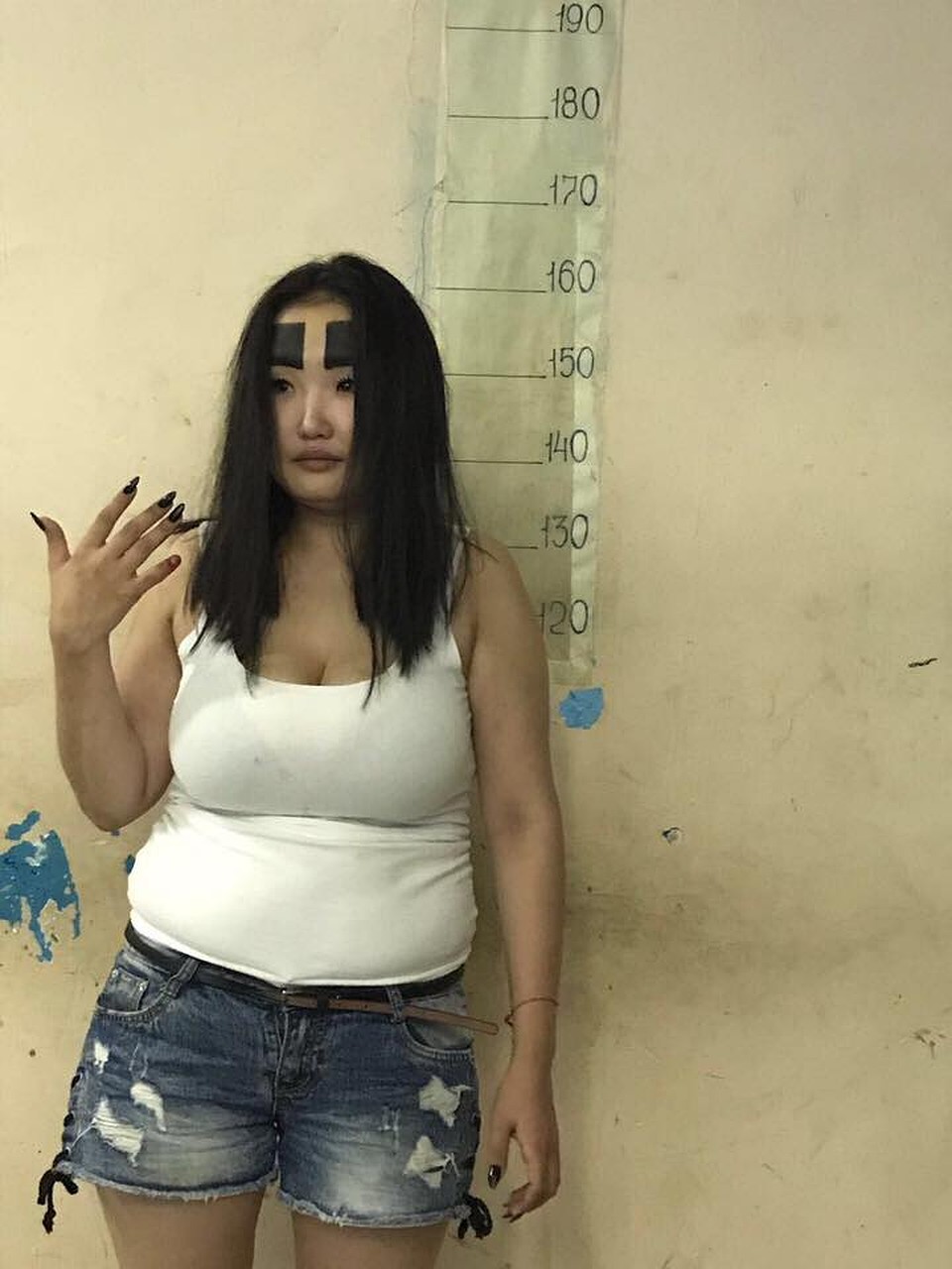 Эту фотографию из отделения полиции Анжелика запостила после драки в баре прошлым летом. Фото: Социальные сети