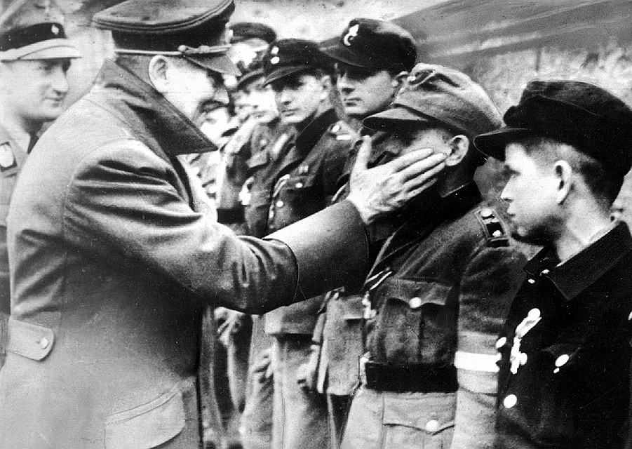 Последние дни Великой отечественной войны, Адольф Гитлер приободряет юных защитников Берлина. Фото: GLOBAL LOOK PRESS