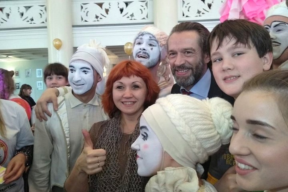 Владимир Машков с удовольствием фотографировался с многочисленными поклонниками его творчества. Фото: Екатерина РОМАНОВА