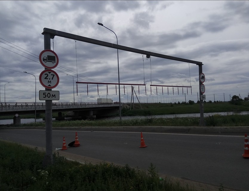 Перед мостом появились цепи. Фото: твиттер-канал Моста