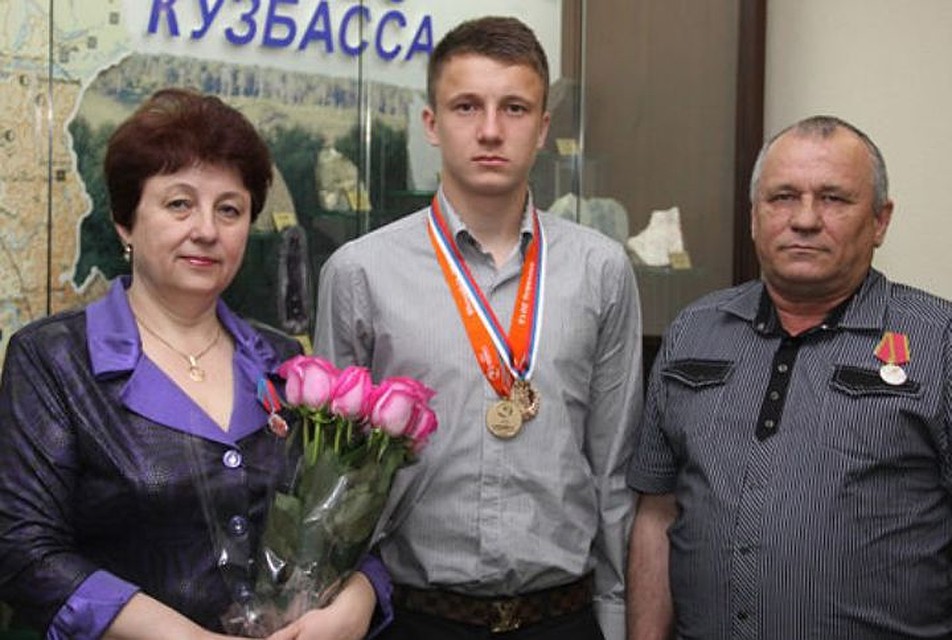 Александр Головин с родителями награждены областными наградами. Фото:пресс-служба администрации Кемеровской области.