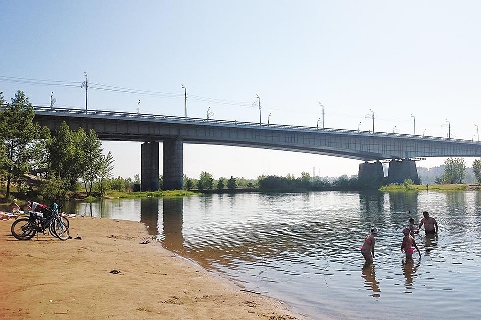 Пруд у Октябрьского моста Фото: Ася ЖУКОВА