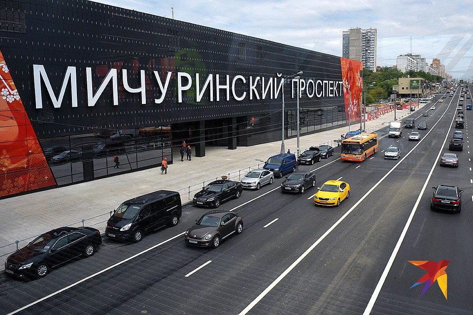 У станции метро "Мичуринский проспект". Фото: Михаил ФРОЛОВ