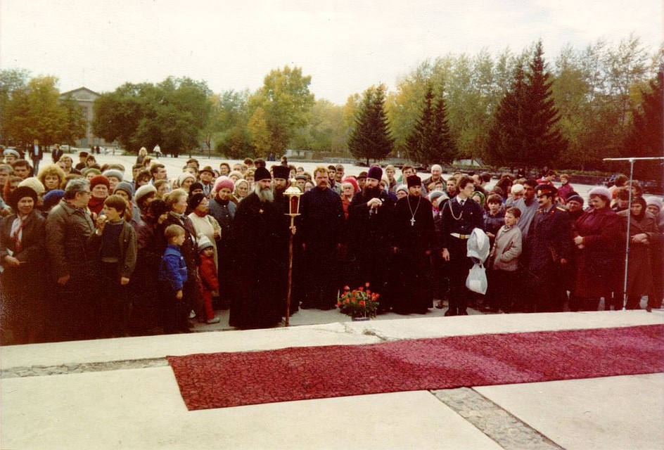 Участники празднования 50-летия Победы у монумента Славы в Новосибирске. 9 мая 1995 года. Фото: архив Новосибирской митрополии.