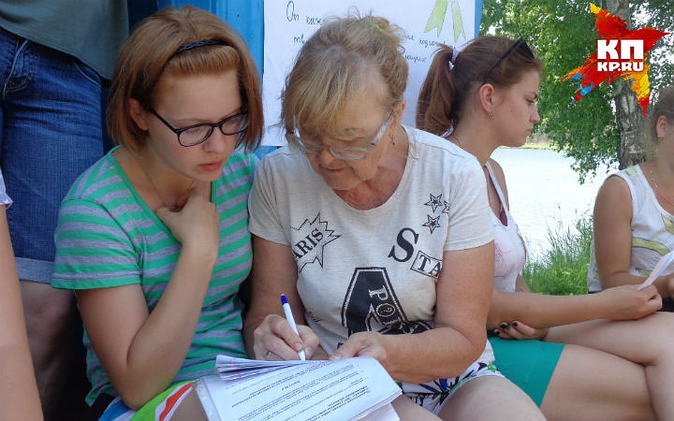 Пытаются решить сложную задачу по биологии Фото: Наталья НАУМОВА