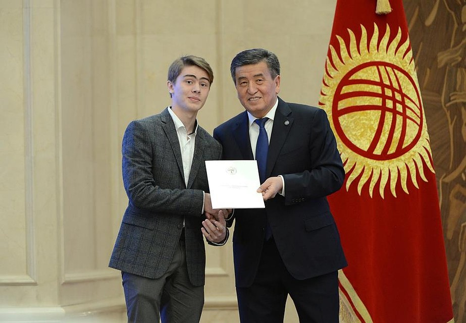 Каждому выпускнику президент лично вручил подарки и сертификаты Фото: Султан ДОСАЛИЕВ