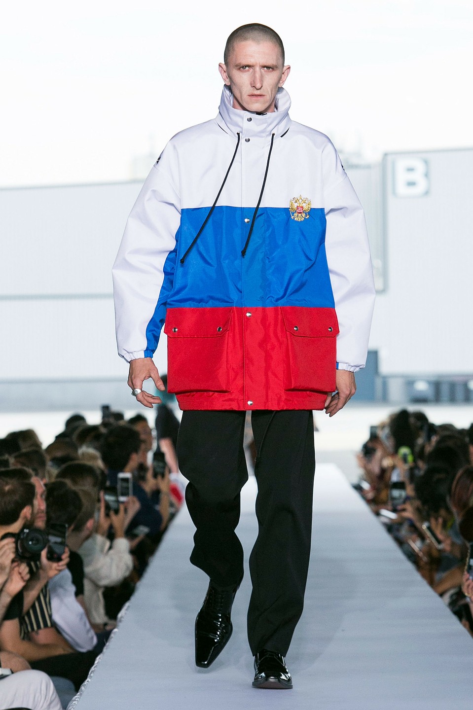 Куртки в тонах российского... Фото: GLOBAL LOOK PRESS