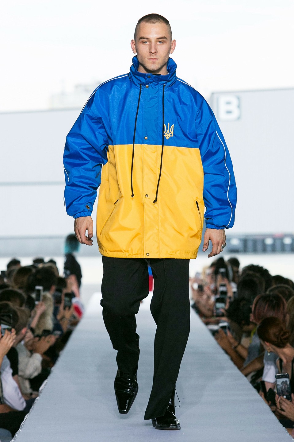 ...и украинского флагов. Фото: GLOBAL LOOK PRESS